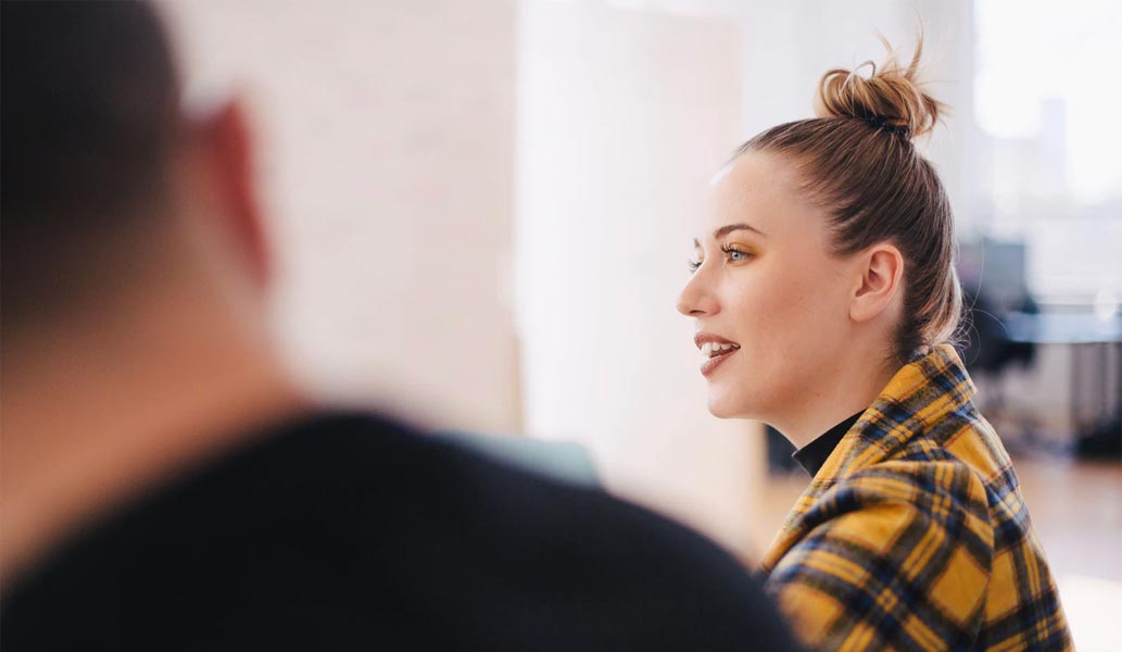 femme assistant à une réunion d'agence web