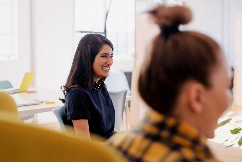 jeune femme assistant à une réunion d'agence web